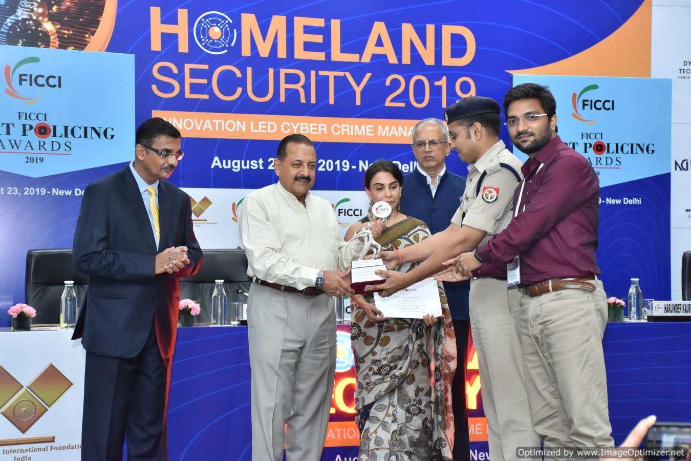 Nishant Pandey receiving FICCI Smart Policing Award 2019